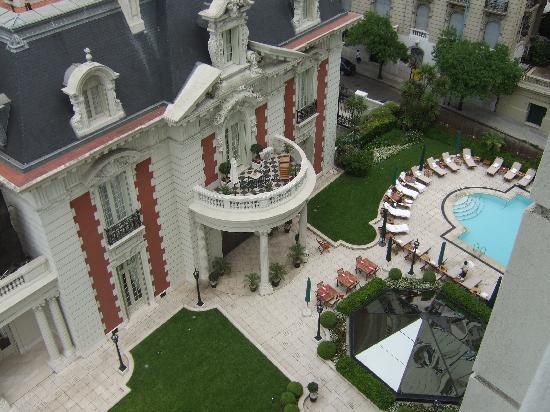 the-pool-and-la-mansion