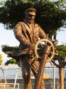 A blog Manzanillo captains  statue